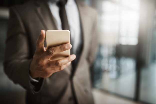 Mittelabschnitt einer Frau, die ein Handy benutzt