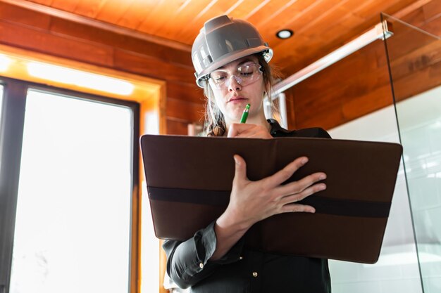 Foto mittelabschnitt einer frau, die ein handy benutzt