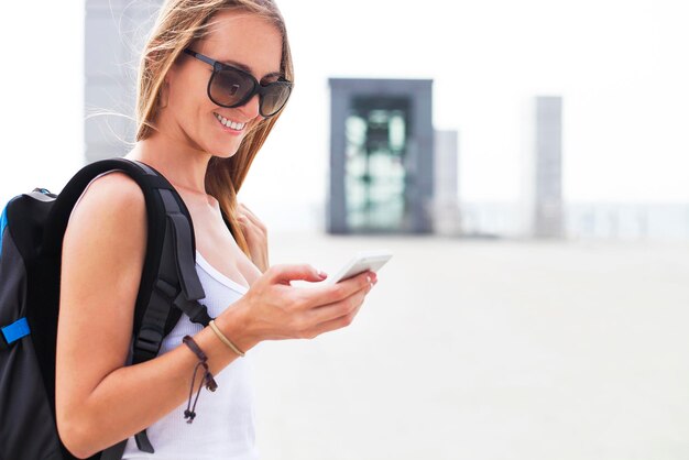 Foto mittelabschnitt einer frau, die ein handy benutzt