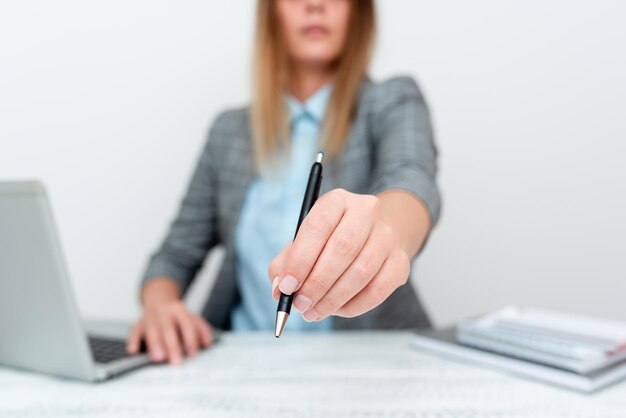 Foto mittelabschnitt einer frau, die ein handy benutzt