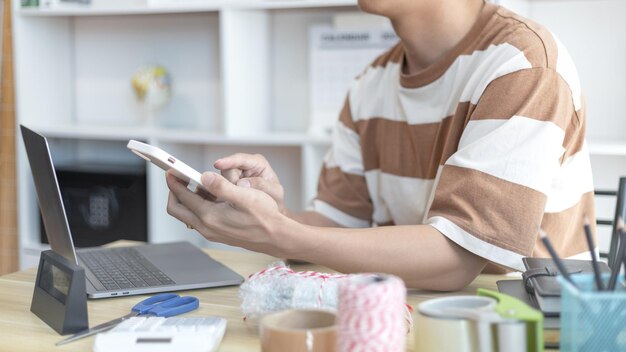 Mittelabschnitt einer Frau, die ein Handy benutzt