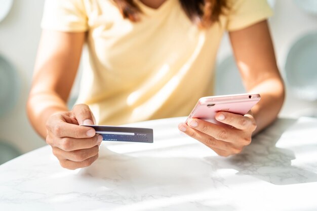 Mittelabschnitt einer Frau, die ein Handy benutzt