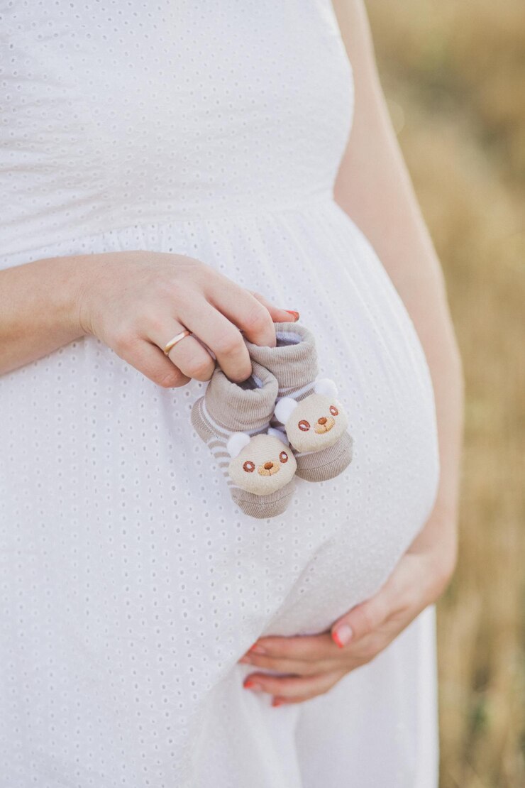 Foto mittelabschnitt einer frau, die ein hochzeitskleid hält