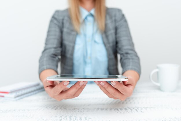 Foto mittelabschnitt einer frau, die ein mobiltelefon benutzt