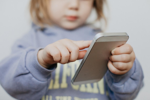 Mittelabschnitt einer Frau, die ein Mobiltelefon benutzt