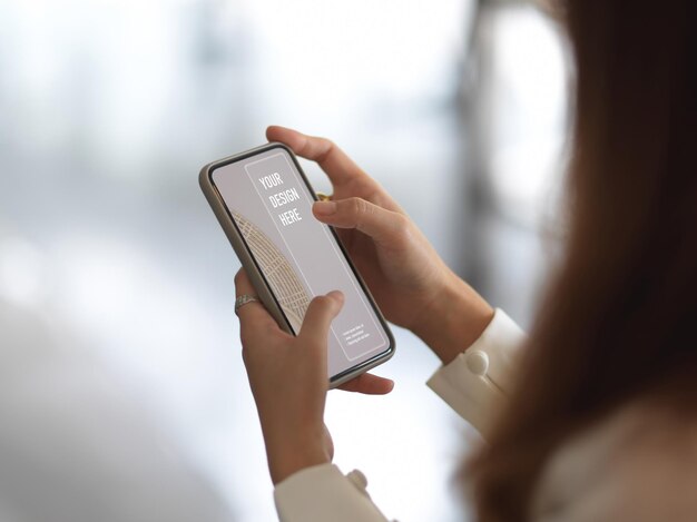 Foto mittelabschnitt einer frau, die ein mobiltelefon benutzt