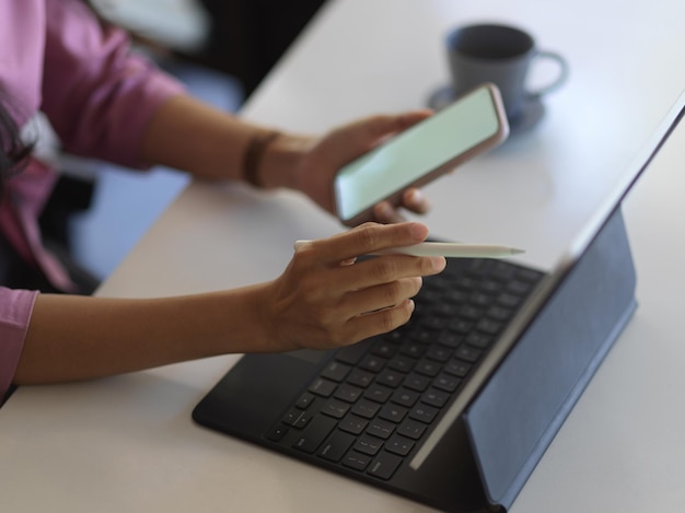 Mittelabschnitt einer Frau, die ein Mobiltelefon benutzt