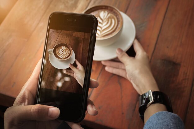 Foto mittelabschnitt einer frau, die eine kaffeetasse hält