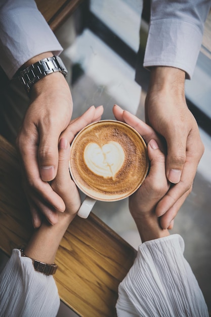 Mittelabschnitt einer Frau, die eine Kaffeetasse hält