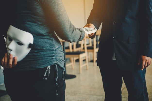 Foto mittelabschnitt einer frau, die einem geschäftsmann in einem büro bestechung gibt