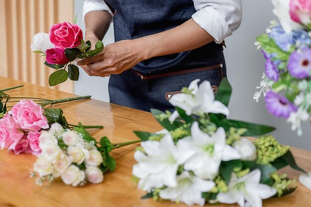 Mittelabschnitt einer Frau, die einen Blumenstrauß hält