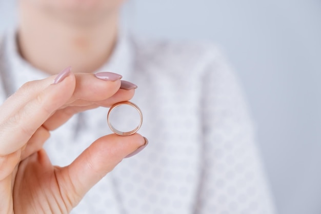 Mittelabschnitt einer Frau, die einen Ring hält
