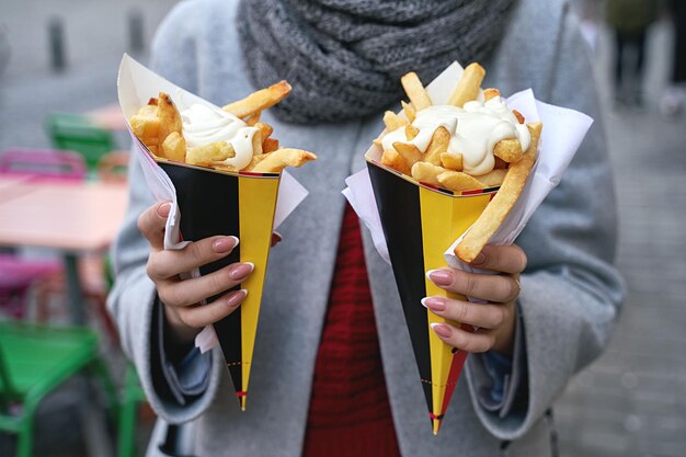 Foto mittelabschnitt einer frau, die eis hält