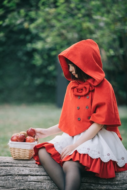 Mittelabschnitt einer Frau, die Eis hält