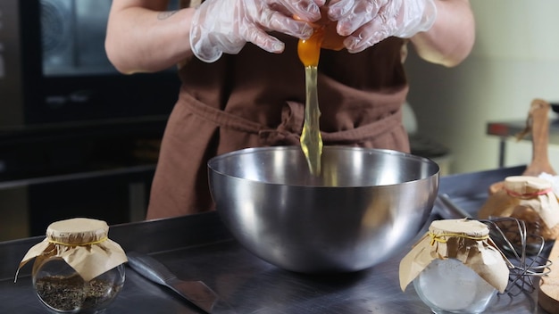 Foto mittelabschnitt einer frau, die essen auf dem tisch zubereitet