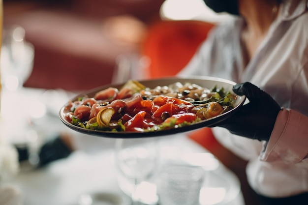 Mittelabschnitt einer Frau, die Essen im Restaurant zubereitet