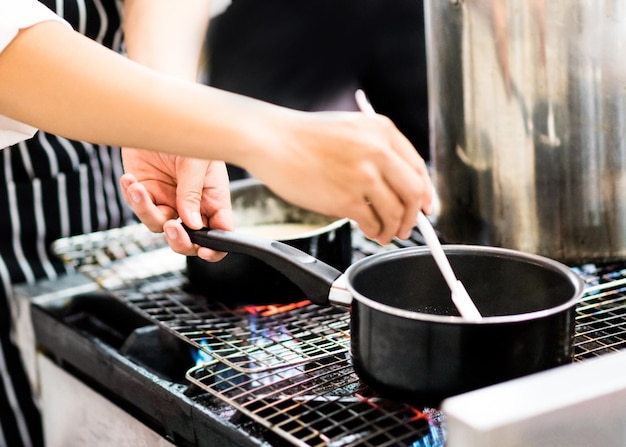 Foto mittelabschnitt einer frau, die essen zubereitet