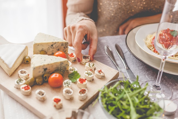 Mittelabschnitt einer Frau, die Essen zubereitet