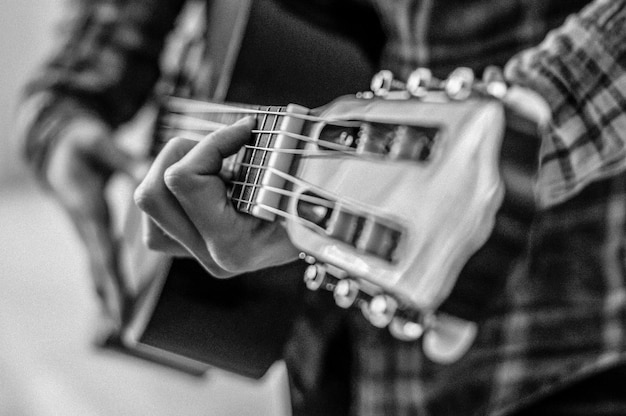 Foto mittelabschnitt einer frau, die gitarre spielt