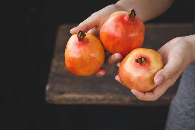 Mittelabschnitt einer Frau, die Granatapfel hält