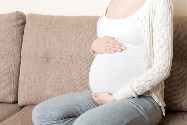 Mittelabschnitt einer Frau, die ihr Haar berührt