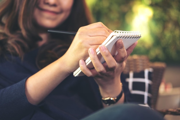 Mittelabschnitt einer Frau, die im Freien mit dem Handy telefoniert