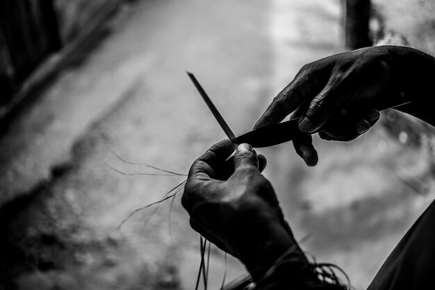 Foto mittelabschnitt einer frau, die in einer werkstatt arbeitet