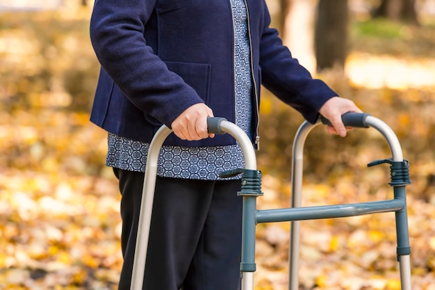 Foto mittelabschnitt einer frau, die mit einem geher geht