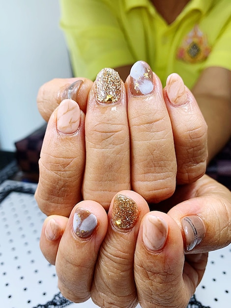 Foto mittelabschnitt einer frau, die nagelkunst zeigt