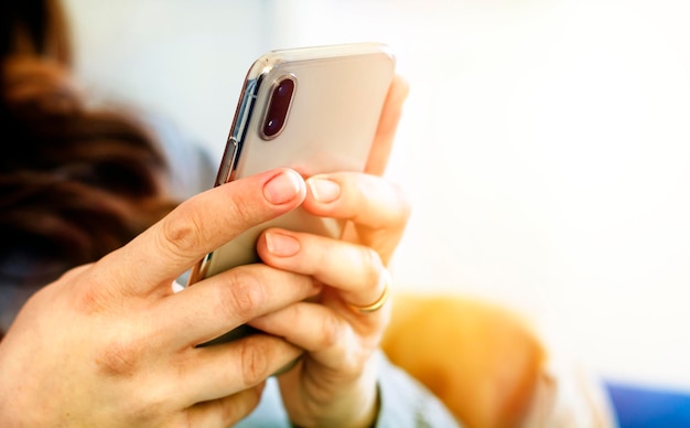 Foto mittelabschnitt einer frau, die zu hause ein handy benutzt