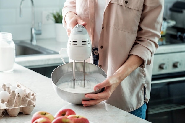 Foto mittelabschnitt einer frau, die zu hause essen isst