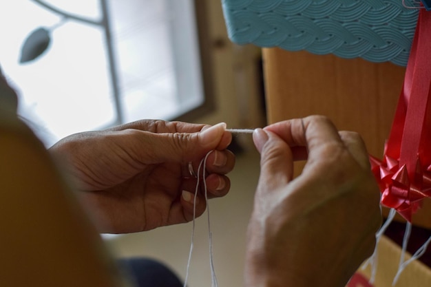 Mittelabschnitt einer Frau, die zu Hause Handwerksprodukte herstellt
