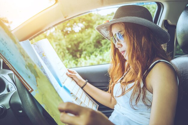 Foto mittelabschnitt einer frau im auto