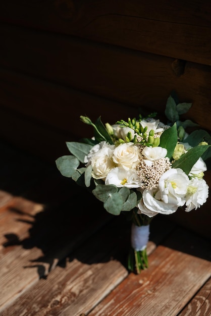 Foto mittelabschnitt einer frau mit einem blumenstrauß auf dem tisch