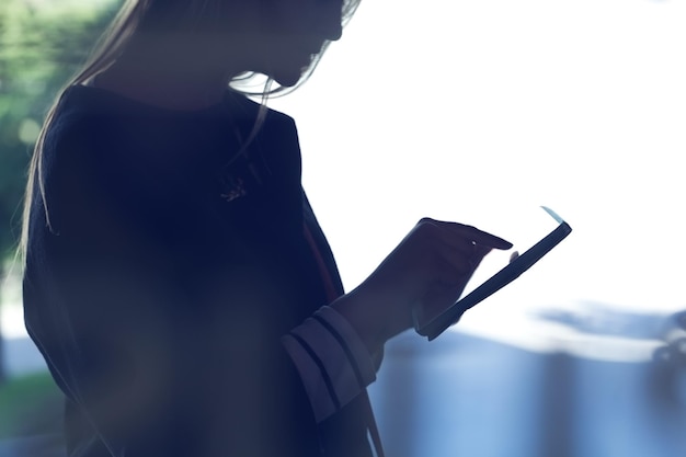 Mittelabschnitt einer Frau mit einem digitalen Tablet