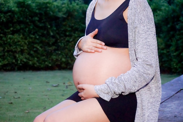 Foto mittelabschnitt einer frau mit erhobenen armen