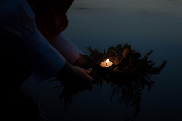 Mittelabschnitt einer Frau mit Feuer im See