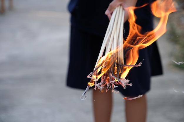 Foto mittelabschnitt einer frau mit feuer