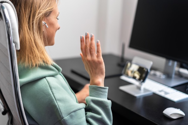 Foto mittelabschnitt einer frau mit laptop