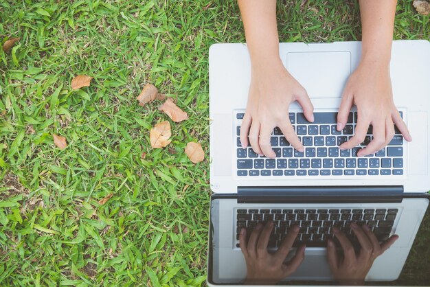 Foto mittelabschnitt einer frau mit laptop