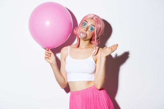 Foto mittelabschnitt einer frau mit rosa ballons auf weißem hintergrund