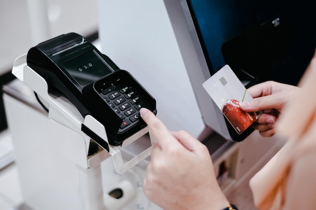 Mittelabschnitt einer Frau mit Smartphone