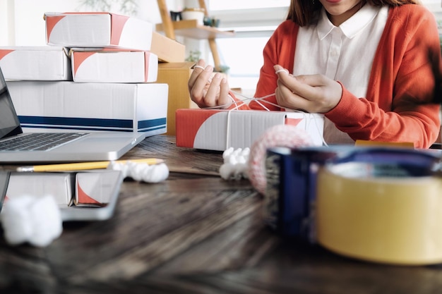 Foto mittelabschnitt einer frauenverpackungskiste im büro