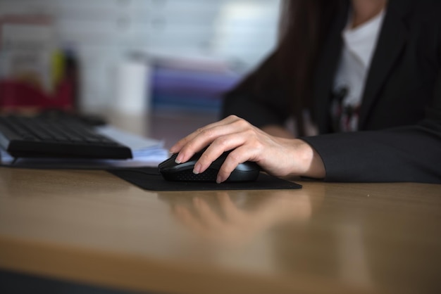 Mittelabschnitt einer Geschäftsfrau, die einen Computer auf dem Schreibtisch benutzt
