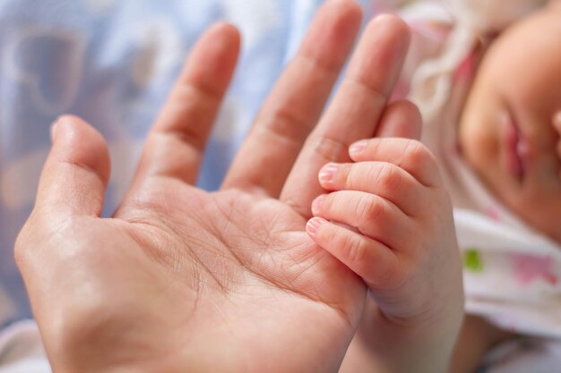 Mittelabschnitt einer Mutter, die ihr Baby in den Händen hält