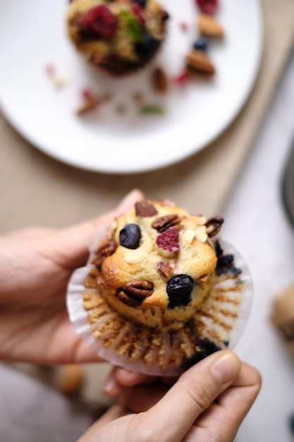 Foto mittelabschnitt einer person, die den kuchen hält