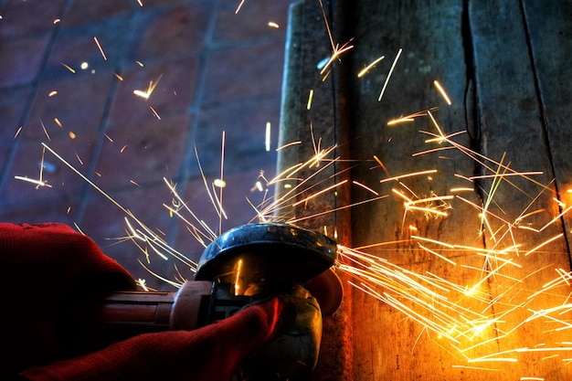 Foto mittelabschnitt einer person, die ein leuchtendes feuer hält