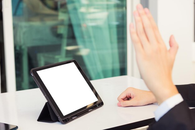 Foto mittelabschnitt einer person, die einen laptop auf dem tisch benutzt