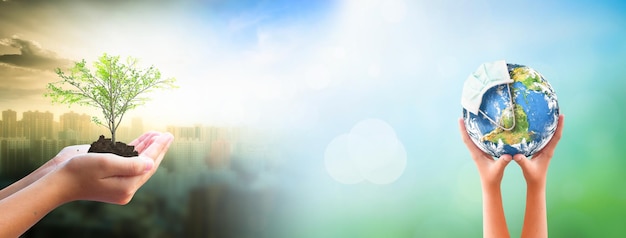 Mittelabschnitt einer Person, die einen Regenschirm gegen den Himmel hält