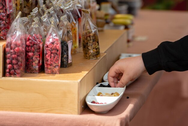 Foto mittelabschnitt einer person, die eis auf dem markt hält